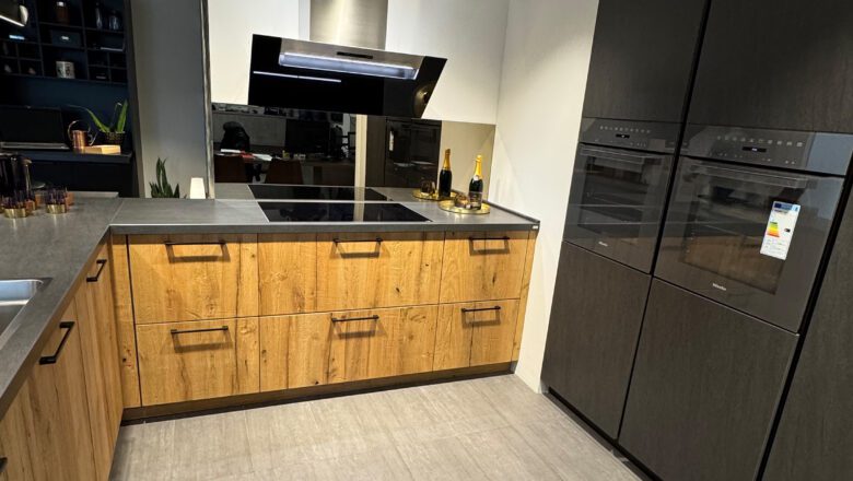 Küche in U-Form mit Echtholz-Fronten
