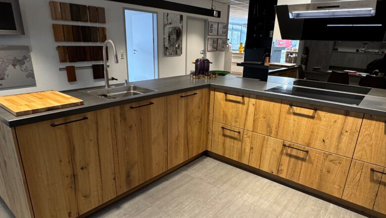 U-Küche mit Holzfronten in Altholz-Optik