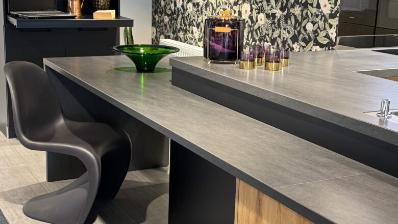 Arbeitsplatte mit angesetzter Sitzmöglichkeit