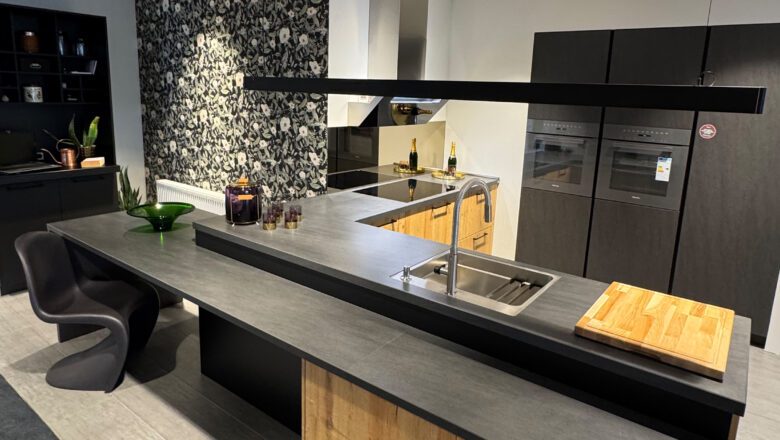 Geräumige Küche mit Keramik-Fronten an Hochschränken