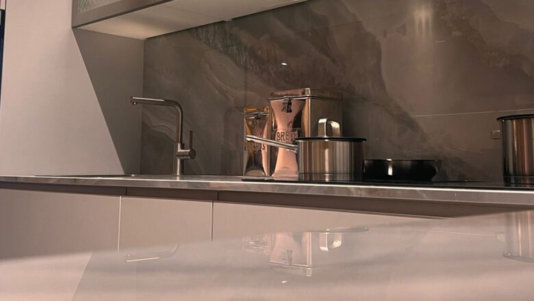 Arbeitsplatte und Nischenrückwand aus Keramik