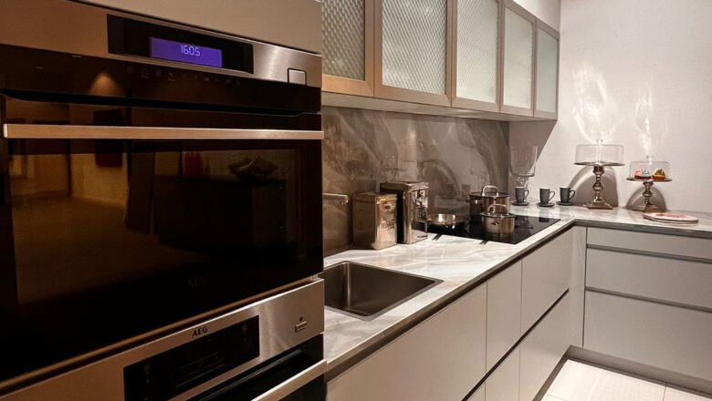 Helle grifflose L-Küche mit Mattlackfronten