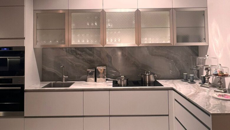 L-Küche mit Oberschränken Glasrahmen