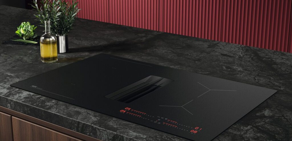 AEG Kochfeld Saphir Matt mir integriertem Abzug auf dunkler Steinarbeitsplatte