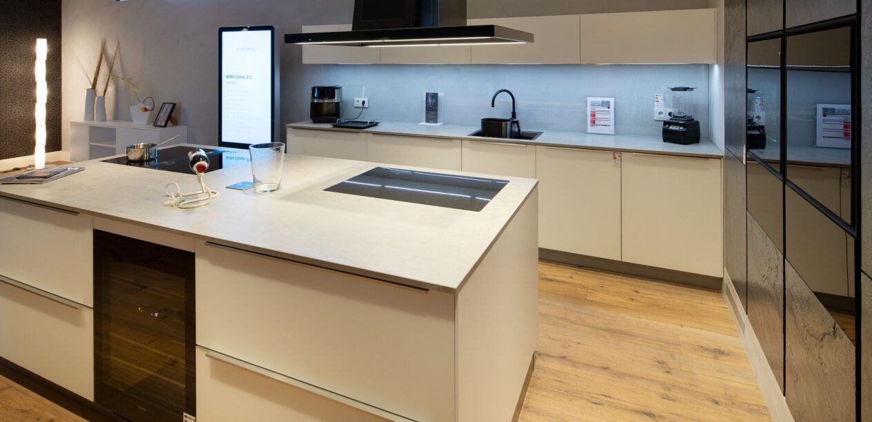 Kücheninsel mit Keramik-Arbeitsplatte und hochwertigen Elektrogeräten