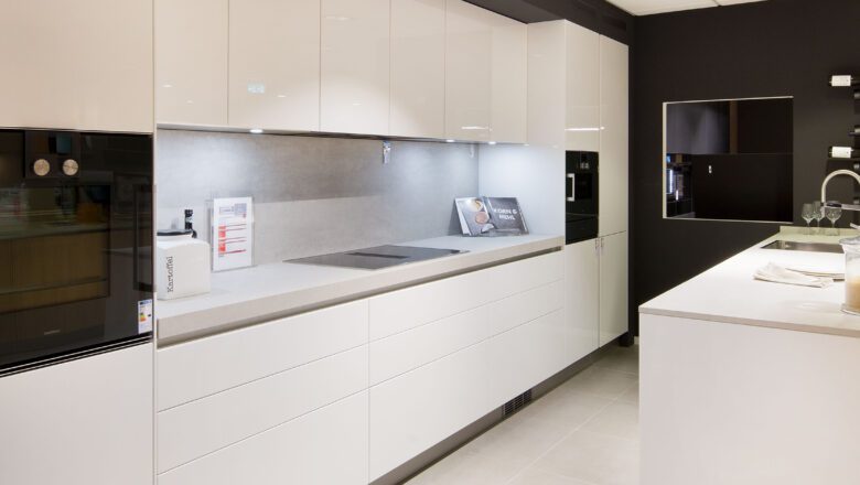 Grifflose Luxusküche in weiß mit hochwertigen Elektrogeräten