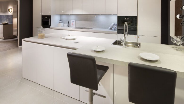 Inselküche mit weißen Lackfronten und Keramik-Arbeitsplatte