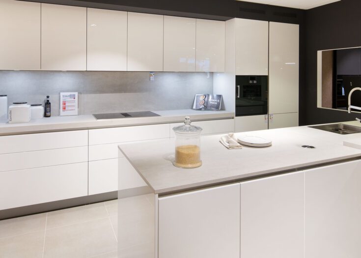 Hochwertige Inselküche mit kristallweißen Glanzlackfronten