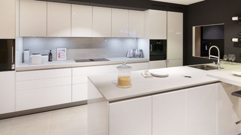 Hochwertige Inselküche mit kristallweißen Glanzlackfronten