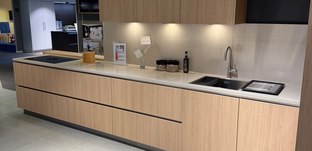 L-Küche mit Mattlackfronten in Feineiche-Optik