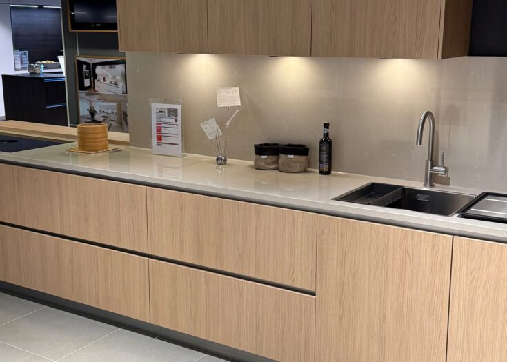 L-Küche mit Mattlackfronten in Feineiche-Optik