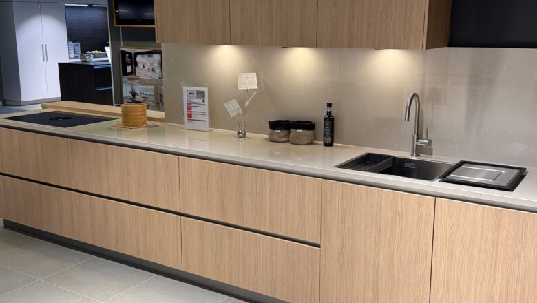 L-Küche mit Mattlackfronten in Feineiche-Optik