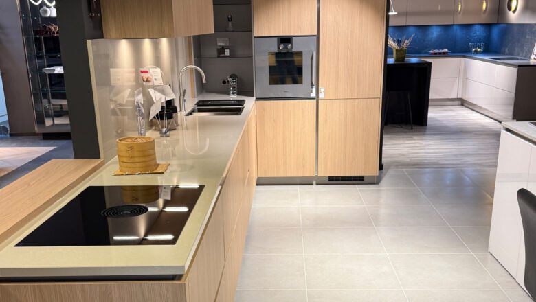 Helle Ausstellungsküche in L-Form bei PLANA in Hilden