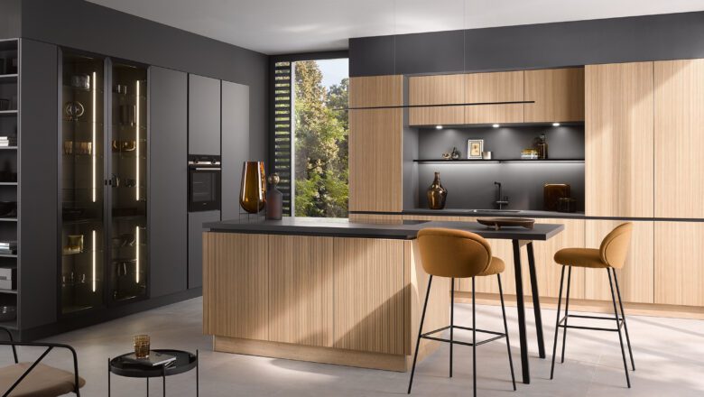 Großzügige Inselküche mit grifflosen Holzfronten und Theke an der Insel