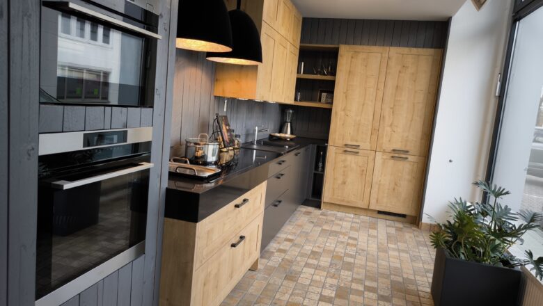 Ausstellungsküche mit Fronten in Eiche-Optik