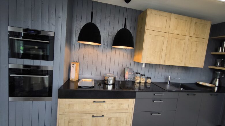 Hell-dunkle Musterküche bei PLANA in Aschaffenburg