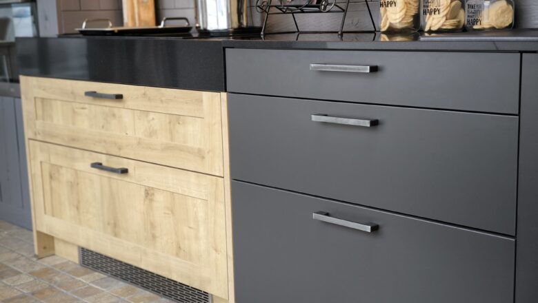 Breite Schränke sorgen für Übersicht und Stauraum