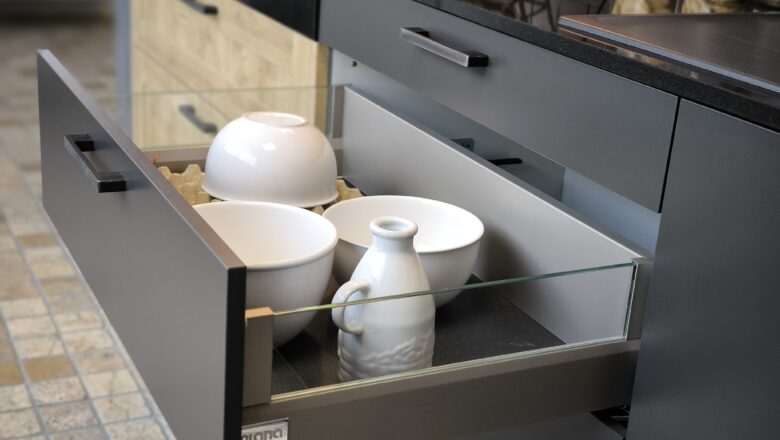 Breite Auszügen mit edlen Glas-Zargen