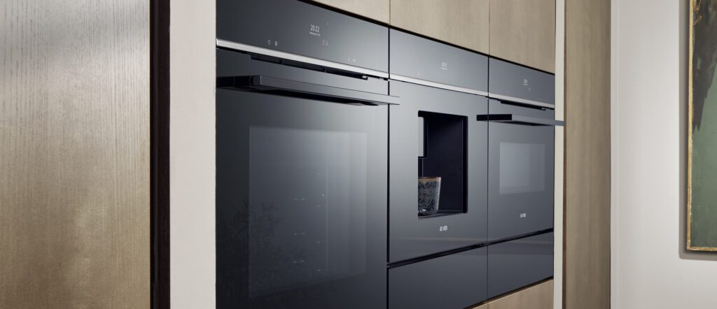 Küchenzeile mit schwarz-matten Einbaugeräten von Siemens