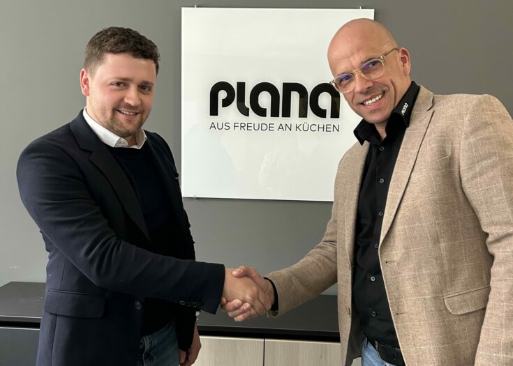 Zwei Männer schütteln sich die Hand