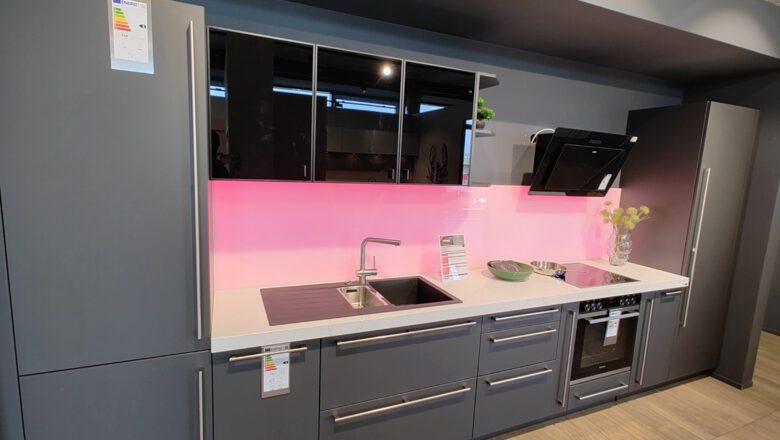 Musterküche bei PLANA Weinstadt mit Glas-Fronten und Elementstein-Arbeitsplatte