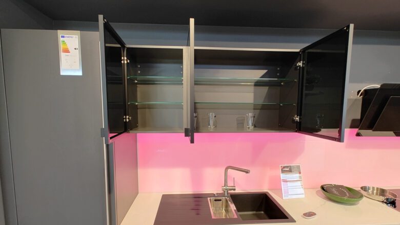 Hochschränke mit hochwertigen Glasböden