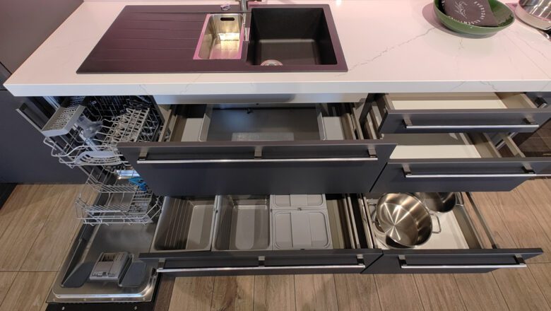 Viel übersichtlicher Stauraum durch Auszüge in den Schränken