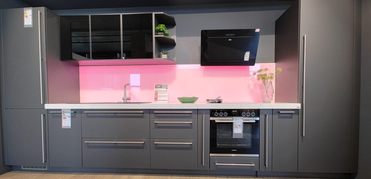 Klassische Küchenzeile mit grauen Glas-Fronten