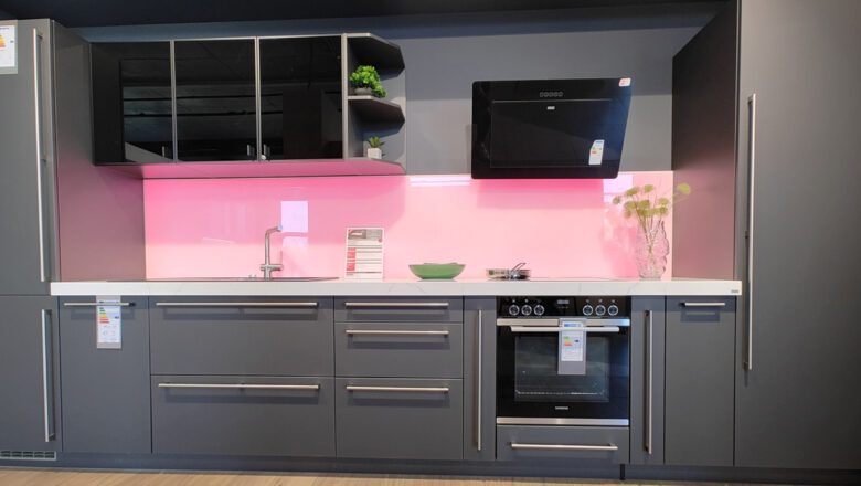 Klassische Küchenzeile mit grauen Glas-Fronten