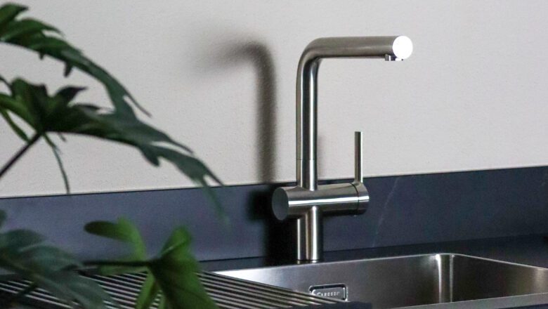 Edelstahlspüle und Armatur von Caressi