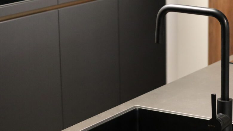 Schwarz matte Armatur von Caressi