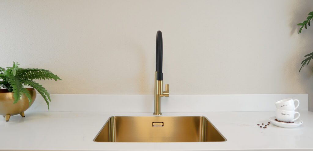 Flächenbündige Spüle und Armatur in Gold von Caressi