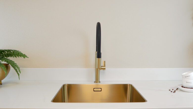 Flächenbündige Spüle und Armatur in Gold von Caressi