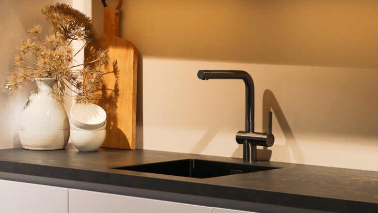 Unterbauspüle in schwarz mit passender Armatur von Caressi