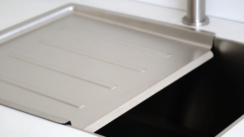 Flächenbündige Edelstahlspüle mit Abtropfaufsatz von Caressi