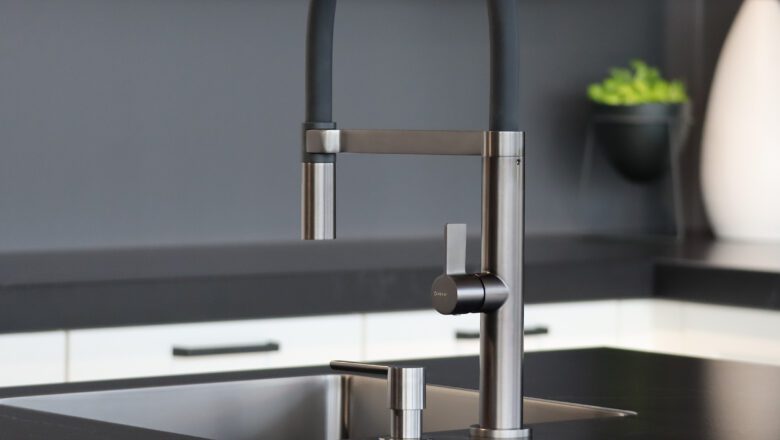 Flächenbündige Edelstahlspüle und Armatur von Caressi