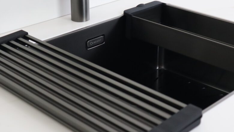 Flächenbündige Spüle in schwarz mit Gitteraufsatz und passenden Behälter von Caressi