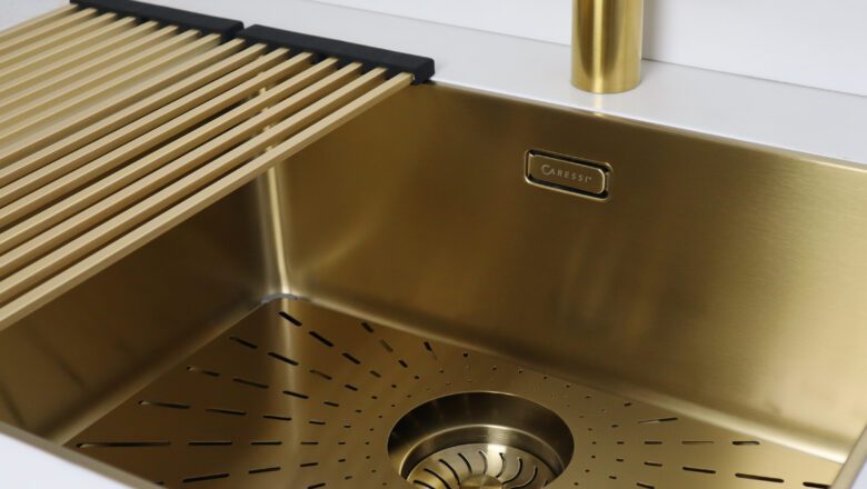 Flächenbündige Spüle in Gold mit passendem Abtropfaufsatz von Caressi