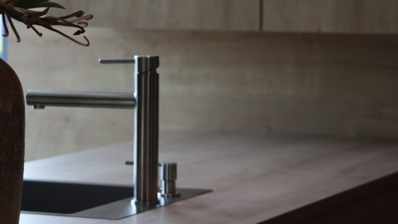 Einfache Edelstahlarmatur von Caressi mit passender Spüle