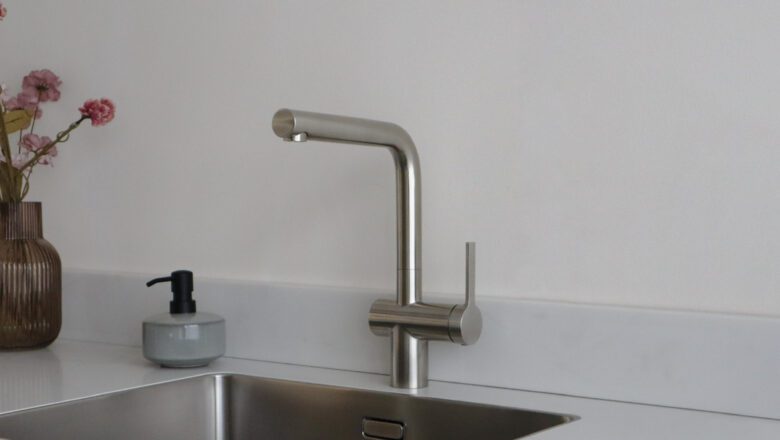 Edelstahlarmatur von Caressi mit passender Spüle