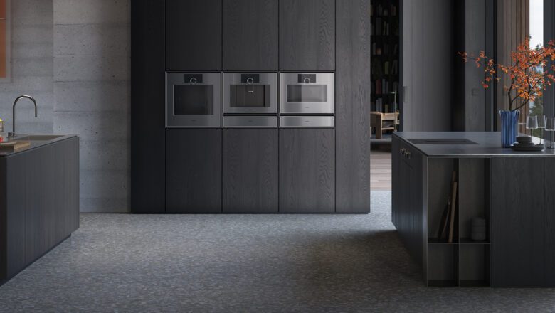 Große Inselküche mit dunklen Holzfonten und hochwertigen Gaggenau Einbaugeräten