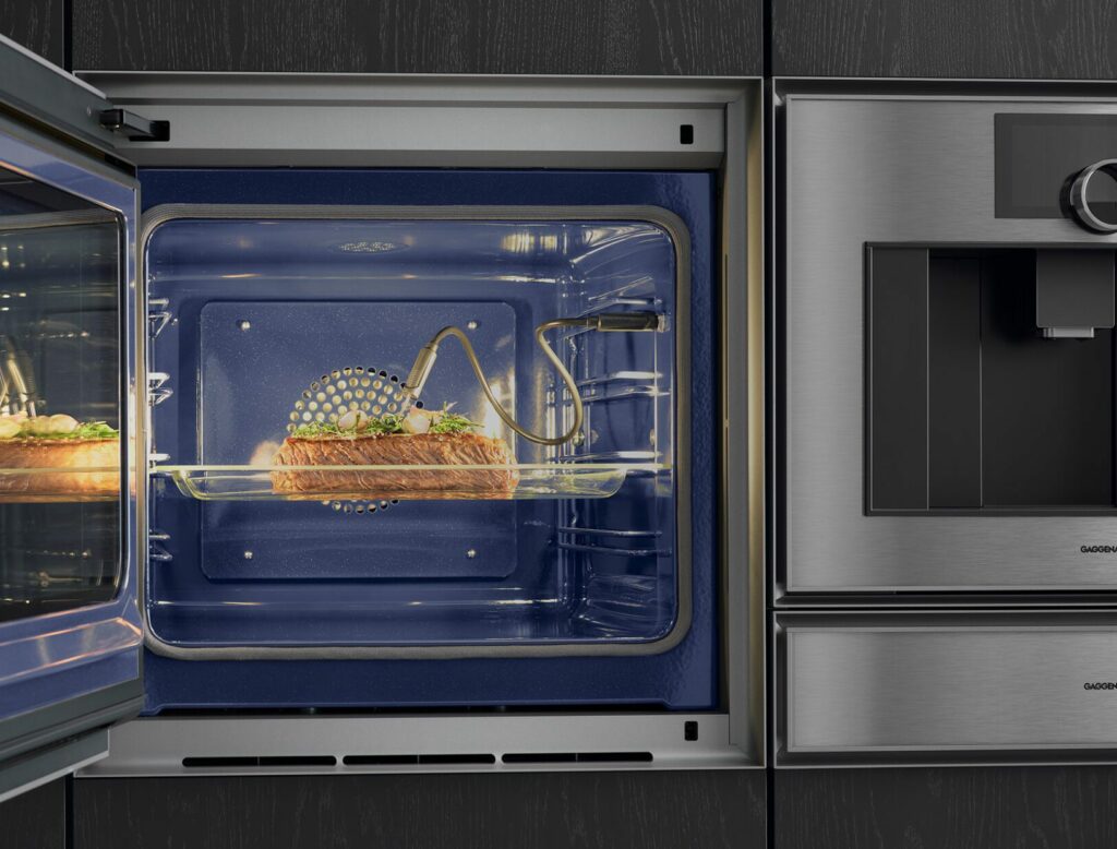 Offener Gaggenau Backofen mit Fleisch