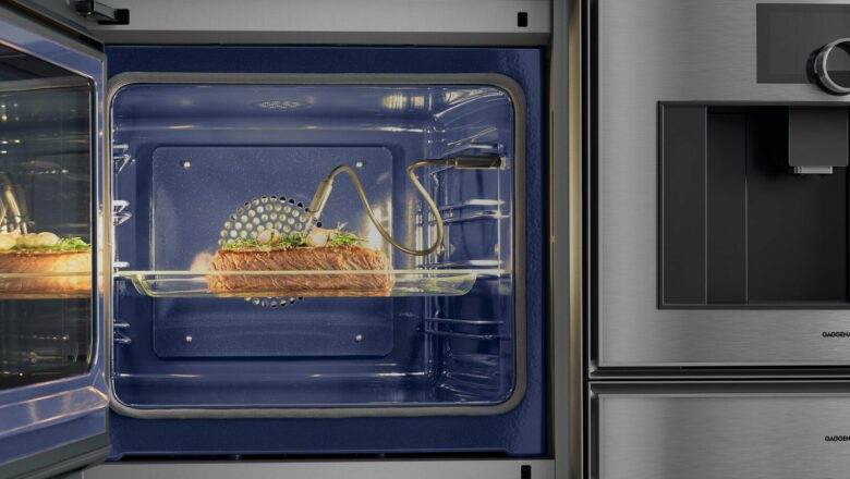 Offener Gaggenau Backofen mit Fleisch