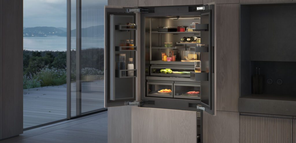 Eingeräumter Gaggenau Einbaukühlschrank mit Beleuchtung