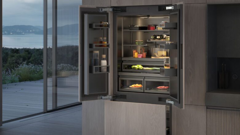 Eingeräumter Gaggenau Einbaukühlschrank mit Beleuchtung