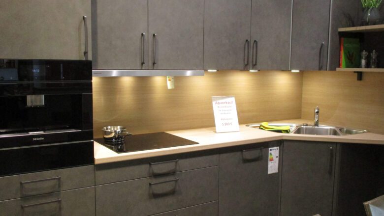 Graue klassische Küche in Schweinfurt Musterküche