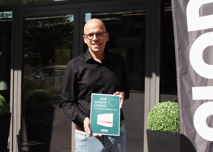 Geschäftsführer PLANA mit Urkunde-Sigel Focus Money