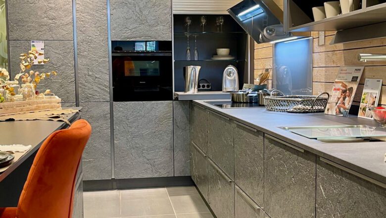 Moderne Küche mit Granitfurnier-Fronten bei PLANA in Würzburg