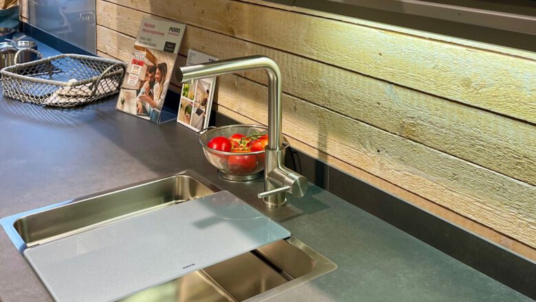 Hochwertige Keramik-Arbeitsplatte mit Edelstahl-Spüle und Armatur und toller Holznischenrückwand