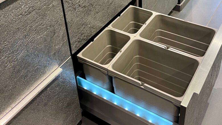 Müllsammler mit integrierter Beleuchtung in unserer Musterküche bei PLANA in Würzburg